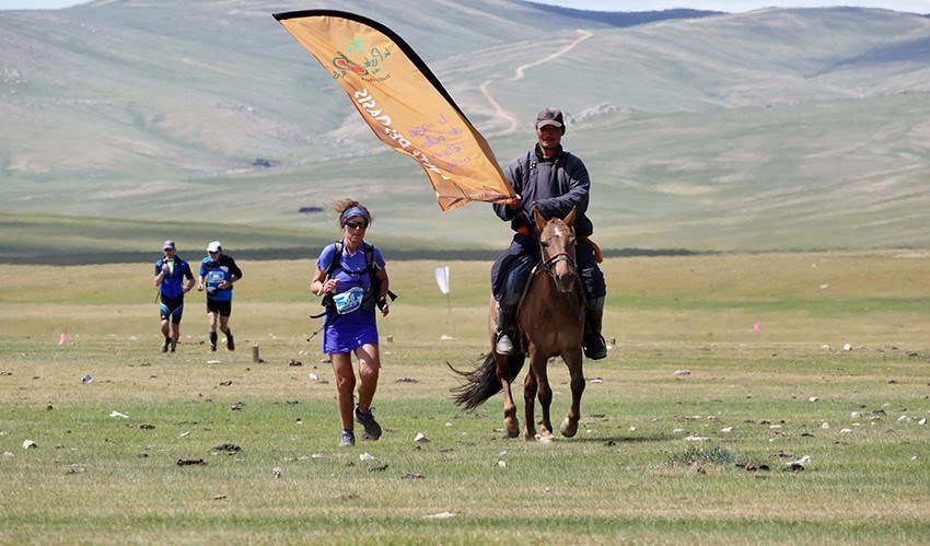 Coureurs et cavalier dans la steppe mongole — La Piste des Oasis
